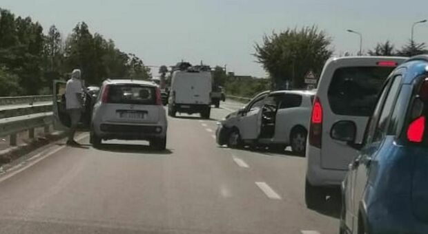  Incidente sulla Statale 162 in direzione Napoli: coinvolte due auto e uno scooter, traffico rallentato 