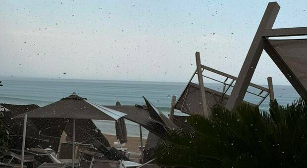 Maltempo a Gallipoli: tromba d'aria in Baia Verde, lidi devastati dal vento Maltempo a Gallipoli: tromba d'aria in Baia Verde, lidi devastati dal vento