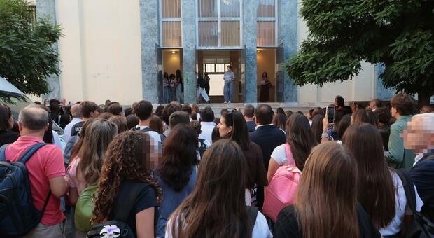  Ritorno a scuola a Napoli, ma c?è il nodo sicurezza: «Ok ai metal detector» 