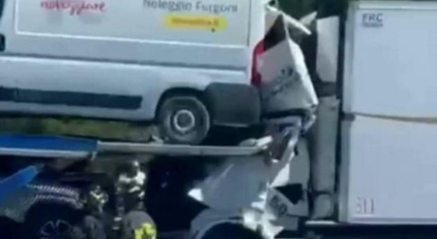  Incidente sull'A1 in Umbria: muore camionista di 44 anni originario di Teggiano 