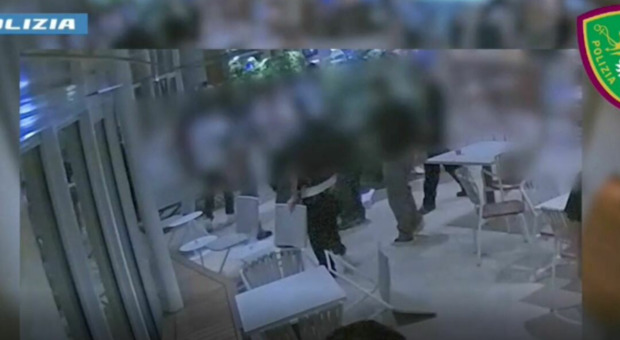 Rissa sulla nave da crociera tra Napoli e Palermo, volano sedie e tavolini. &laquo;Dopo una battuta a una ragazza&raquo;