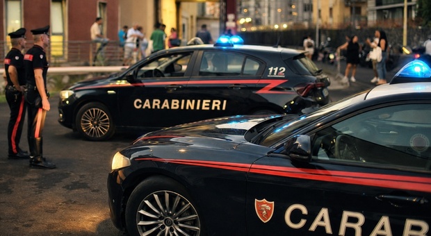 Napoli, cede pavimento della cucina: padre e figlio cadono al piano di sotto. Salvati dai vigili del fuoco