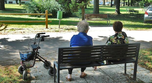 Case di riposo, in Veneto 11mila anziani in lista d'attesa. Le famiglie: «Fino a 3.500 euro al mese, non ce la facciamo»