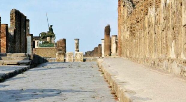 Violenta un 17enne padovano agli Scavi di Pompei, custode arrestato. Lo aveva attirato tra le rovine isolate