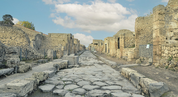 Si finge una guida turistica agli Scavi di Pompei e violenta un turista minorenne: arrestato il custode del parco