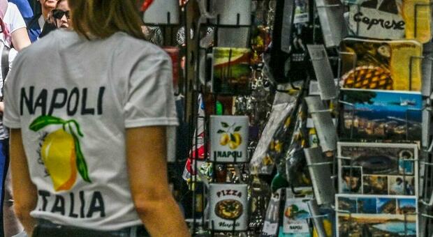Stop ai negozi di souvenir e ristoranti di kebab: la richiesta del centrodestra alla Regione Campania