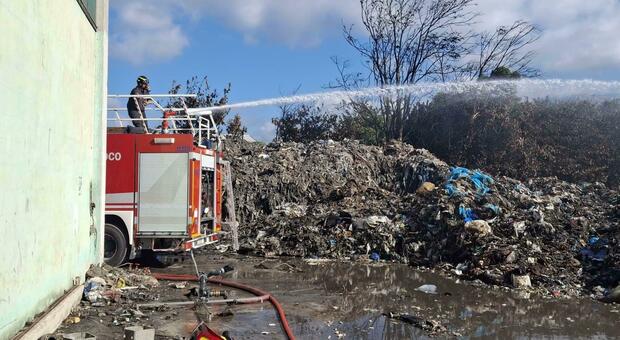  Giugliano, vasto incendio tra sterpaglie e rifiuti: al via il monitoraggio dell'aria per la diossina 
