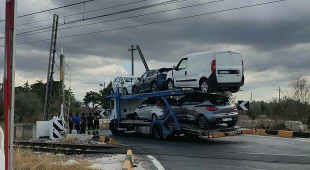 Cavi divelti da un tir al passaggio a livello: traffico bloccato per treni e auto
