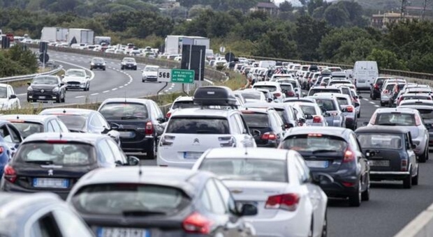 Abolito il bollo per moto e auto medio-piccole. Via dal primo gennaio, Meloni: &laquo;Eliminata la tassa pi&ugrave; odiosa&raquo;