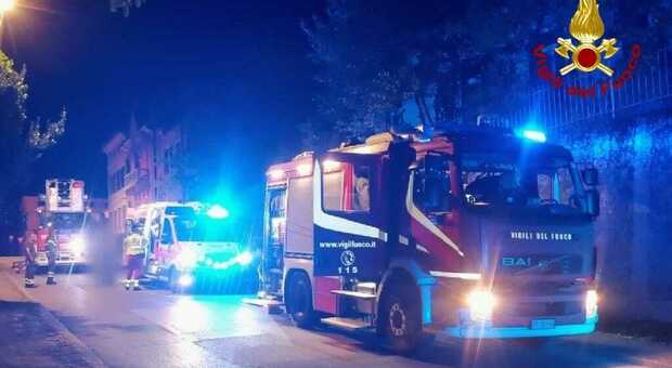 Dimentica le chiavi e scavalca la recinzione per rientrare a casa: resta infilzato a 3 metri da terra