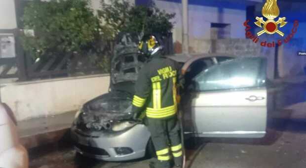 Incendio nella notte nel Salento: a fuoco due auto della stessa famiglia