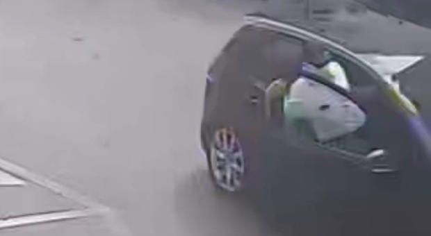 Il momento in cui l’agente della polizia locale di Melissano riesce ad entrare nel veicolo che viaggia contromano