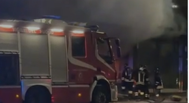  Incendio a San Giovanni a Teduccio, in fiamme l'ex bar Vittoria: si ipotizza un rogo doloso 