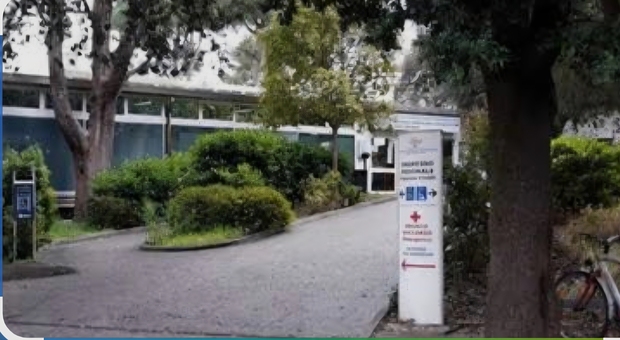 Aggredito a coltellate davanti al Cup di Pesaro: ragazzo gravissimo. &laquo;Lite per una ragazza&raquo;