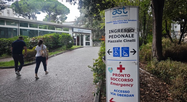 Aggredito a coltellate davanti in zona stazione a Pesaro: 18enne gravissimo. &laquo;Lite per una ragazza&raquo;. Caccia all'uomo