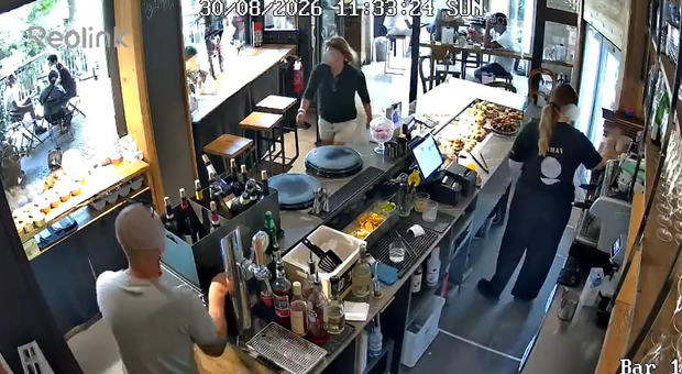 Furto al bar, cliente ruba il cellulare della cameriera e scappa senza pagare: &laquo;La telecamera ha ripreso tutto&raquo;