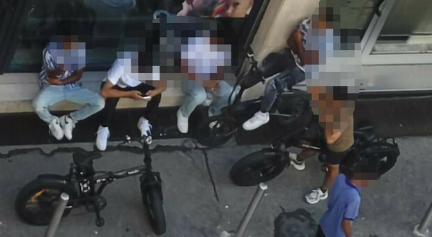 &laquo;Basta sbandati, bivaccano davanti ai nostri portoni e usano le aiuole come wc. Le case si svalutano&raquo;: l'allarme di una residente