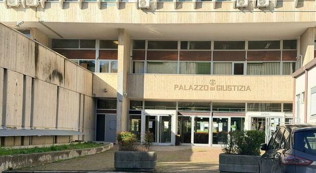 A sinistra l’ingresso del palazzo di giustizia di Macerata Sopra l’imprenditore Umberto Antonelli, di Servigliano A sinistra l’ingresso del palazzo di giustizia di Macerata Sopra l’imprenditore Umberto Antonelli, di Servigliano A sinistra l’ingresso del palazzo di giustizia di Macerata Sopra l’imprenditore Umberto Antonelli, di Servigliano A sinistra l’ingresso del palazzo di giustizia di Macerata Sopra l’imprenditore Umberto Antonelli, di Servigliano