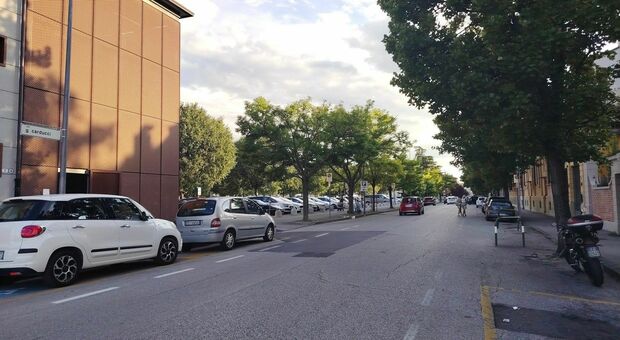 Anziano investito da un'auto in retromarcia. Il ricovero e la tragedia: Luciano Gnocchi muore a 84 anni