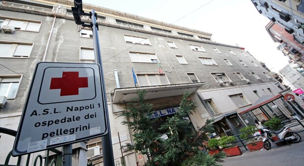 Napoli, 21enne accoltellato alla schiena nella notte: ricoverato al Pellegrini