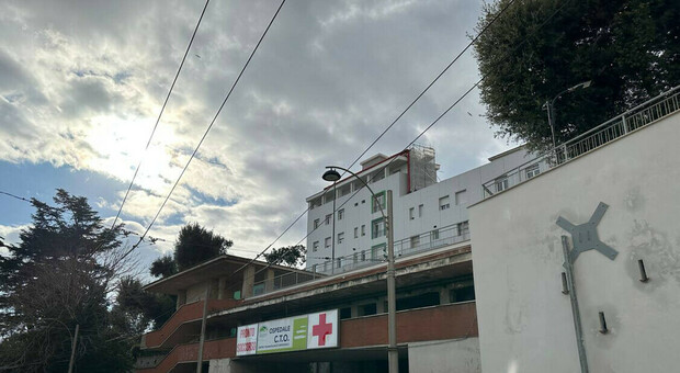 Napoli, travolto dal crollo di un muro nel rione Sanit&agrave;: ecco com'&egrave; stato salvato