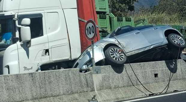  Incidente sull'A16 Napoli-Bari a Tufino: tir travolge un'auto contro il guardrail, un ferito 