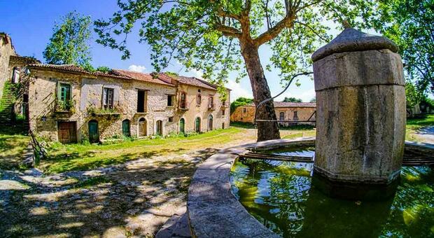  Roscigno Vecchia, accordo per il rilancio del borgo: «Diventerà un museo a cielo aperto» 