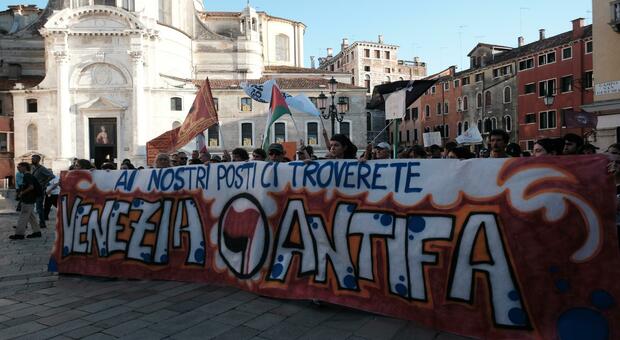 Aggressione degli influencer di estrema destra, corteo antifascista sfila a Venezia