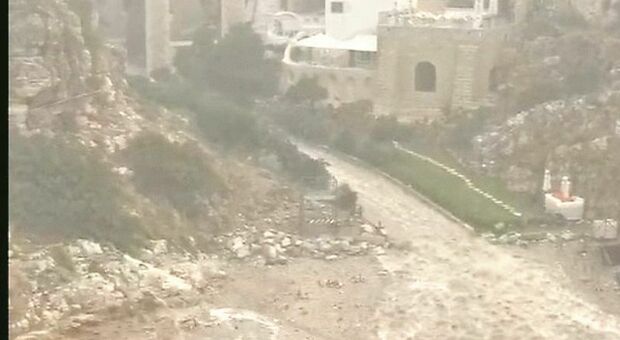 Maltempo nel Barese, nubifragi e caos: strade allagate e al nuovo ospedale l’acqua entra dalle finestre