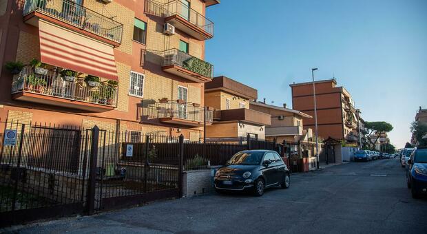 Roma, donna di 69 anni uccisa in casa con un colpo di pistola: trovata morta in camera da letto dal marito. Giallo a Tor Bella Monaca