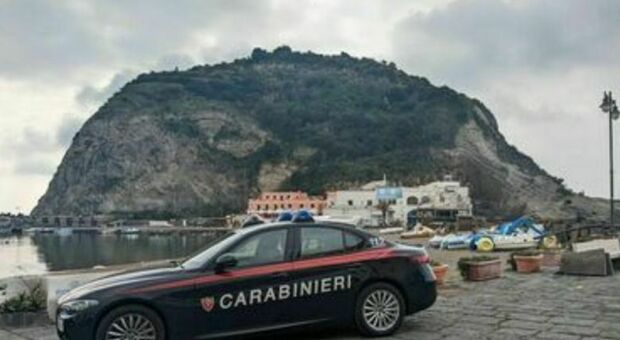 Ischia, scontro tra moto ed e-bike a Forio: muore un 39enne, ferito un ragazzo di 21 anni