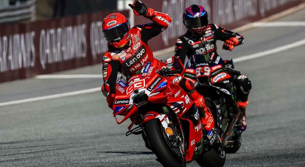 Marc Marquez con la Ducati precede Jorge Martin con l'Aprilia do la gara Sprint in Austria