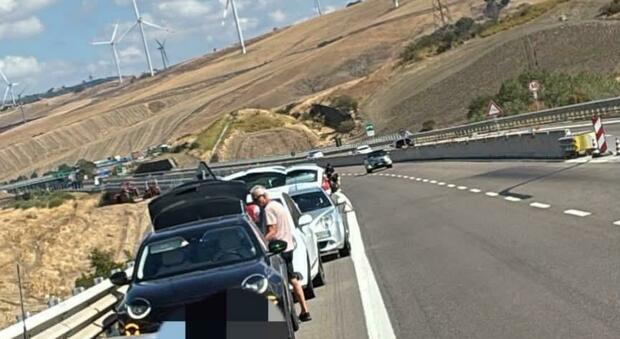  Follia sulla Napoli-Bari: lanciati centinaia di chiodi sulla carreggiata, traffico bloccato 
