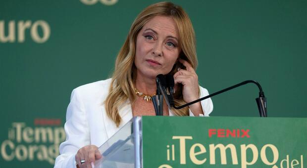 Divieto di burqa e tetto agli stranieri in classe, Meloni cambia la scuola: &laquo;Il &rsquo;68 ha fallito&raquo;
