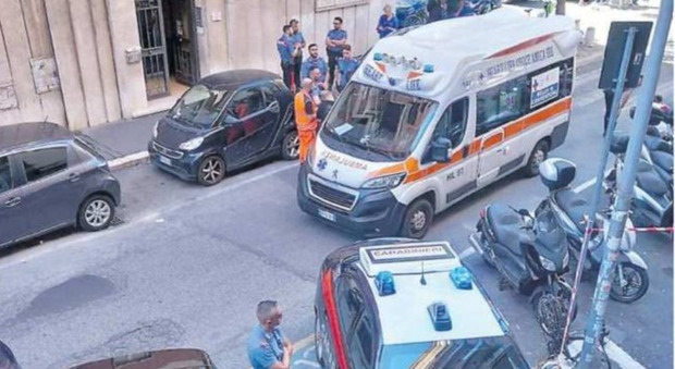 Roma, accoltella la coinquilina in casa e tenta di togliersi la vita con candeggina e alcool. «Mi sono rovinato»
