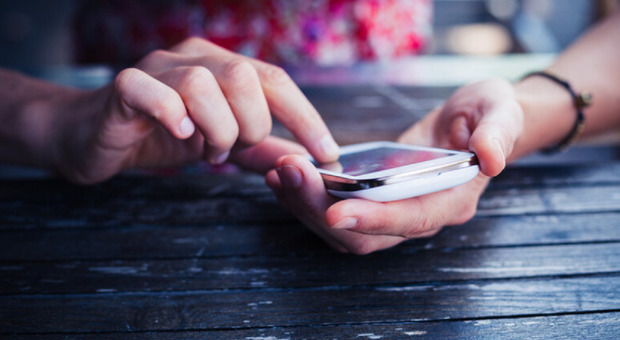 Minacce a un'insegnante a Roma, marito e moglie stalker finiscono a processo: insulti al telefono e richieste di soldi