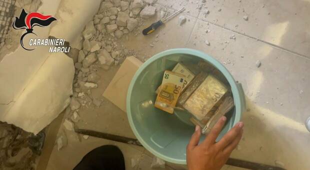  Caivano, tre milioni di euro sotto il pavimento: scoperto il tesoretto di boss e affiliati 