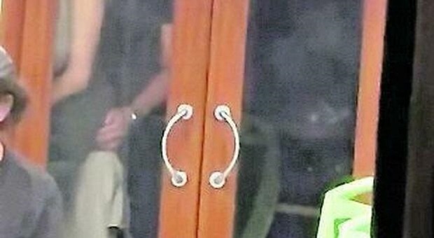 Sesso in vaporetto a Venezia, imbarazzo e choc tra i passeggeri: il video diventa virale. Ecco cosa rischiano i due giovani