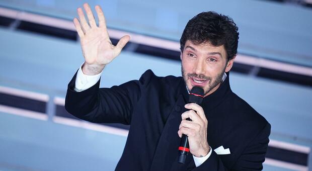  Sanremo 2027, De Martino racconta il suo Festival: «Il voto sarà anche online. Dopo l'una me ne vado» 