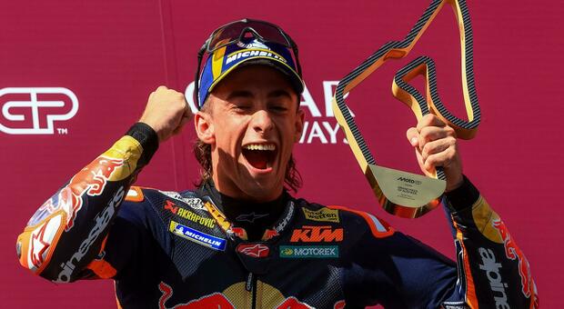 Pedro Acosta festeggia la prima vittoria in MotoGP sul podio del GP d'Austria