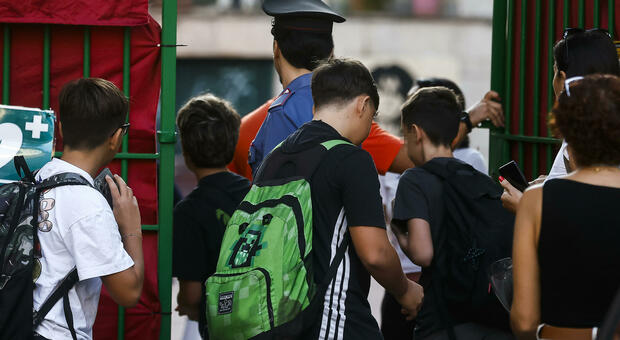 Roma, rientro da eroe del ragazzo del Congo che ha salvato la prof: &laquo;Hai evitato una strage&raquo;. Psicologi e incontro in biblioteca per la classe