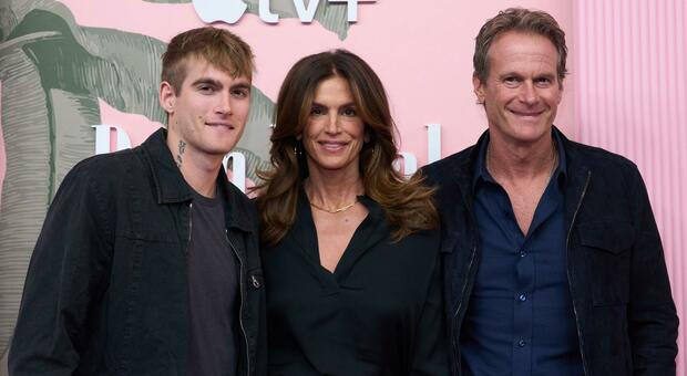 Cindy Crawford, cosa c'entra l&rsquo;ibogaina con la morte del figlio Presley Gerber: lo psichedelico usato (anche) contro le dipendenze