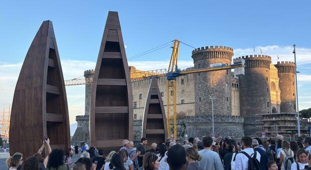  Mahama porta le sue barche simbolo di accoglienza a Napoli: tre sculture tra memoria, viaggio e speranza 