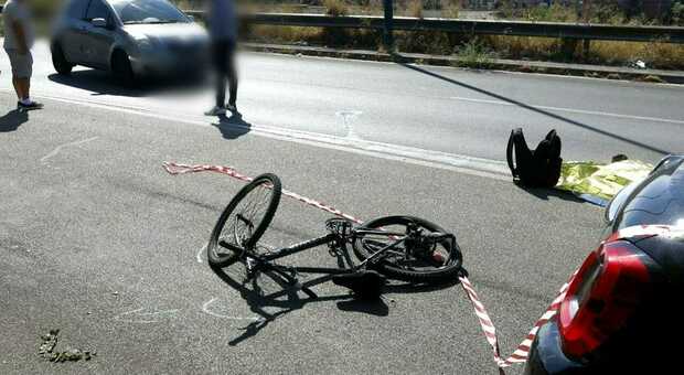  San Giovanni, auto tampona una bici: morto 27enne. Stava andando al lavoro 