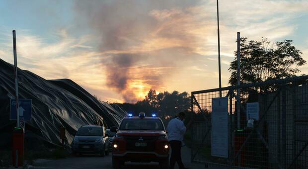  Allarme a Taverna del Re: ecoballe tra fuoco e fumo, secondo rogo in 15 giorni 