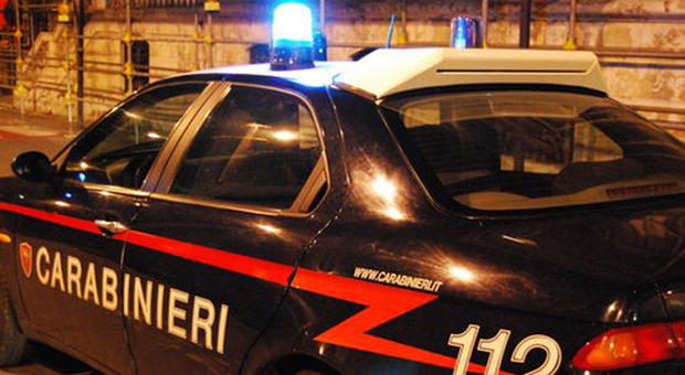 Pesaro, preparavano bombe molotov e le provavano in un capannone abbandonato: perquisizioni e sequestri per 4 giovanissimi