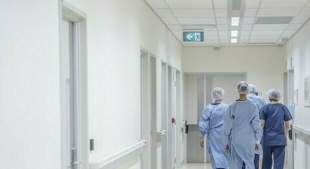  «Sto aspettando da troppo tempo»: 22enne colpisce un infermiere in ospedale a Napoli 