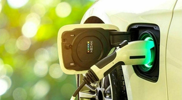 Bonus colonnine elettriche, fino a 8.000 euro per privati e condomini: ecco chi pu&ograve; accedere e come fare domanda