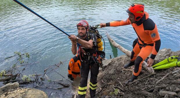 Fuoristrada vola nel lago di Talvacchia: due giovani salvi per miracolo, Pick up introvabile inghiottito dalle acque
