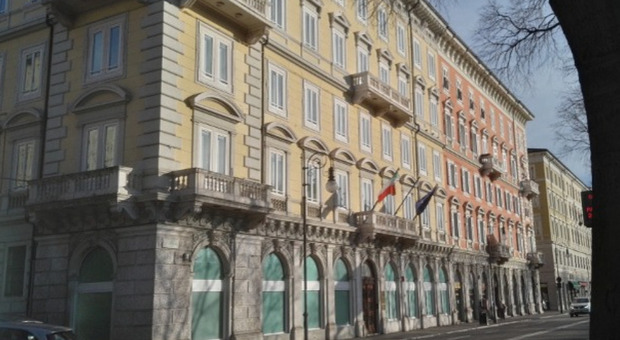 Proiettile in una busta anonima recapitata alla Corte dei Conti del Friuli Venezia Giulia: indagini sul pacco spedito per posta